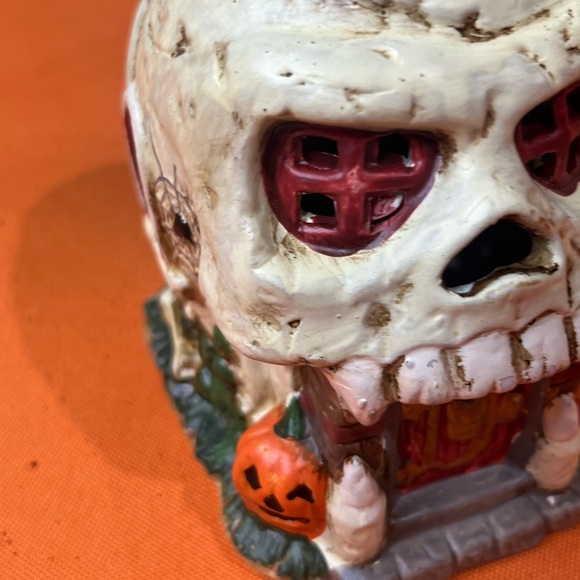 White and Red Skull Decor - Picture 5 of 14